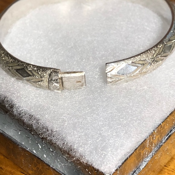 Vintage Sterling etched diamond cut bangle - Picture 4 of 5